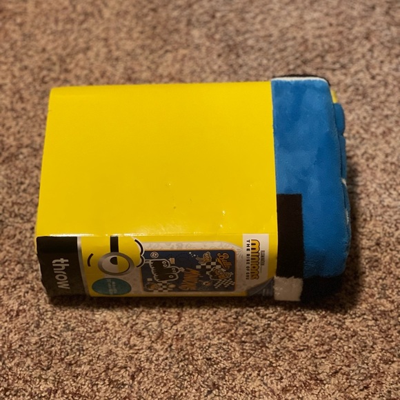 Minions plush throw 46x60 - Picture 3 of 3